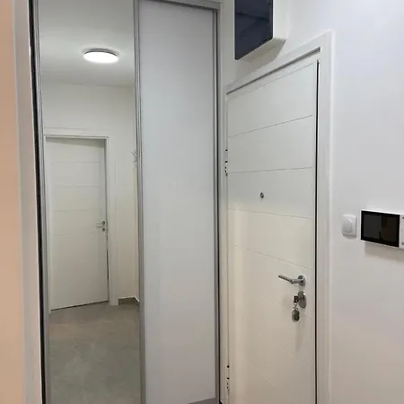 Sun Apartment *